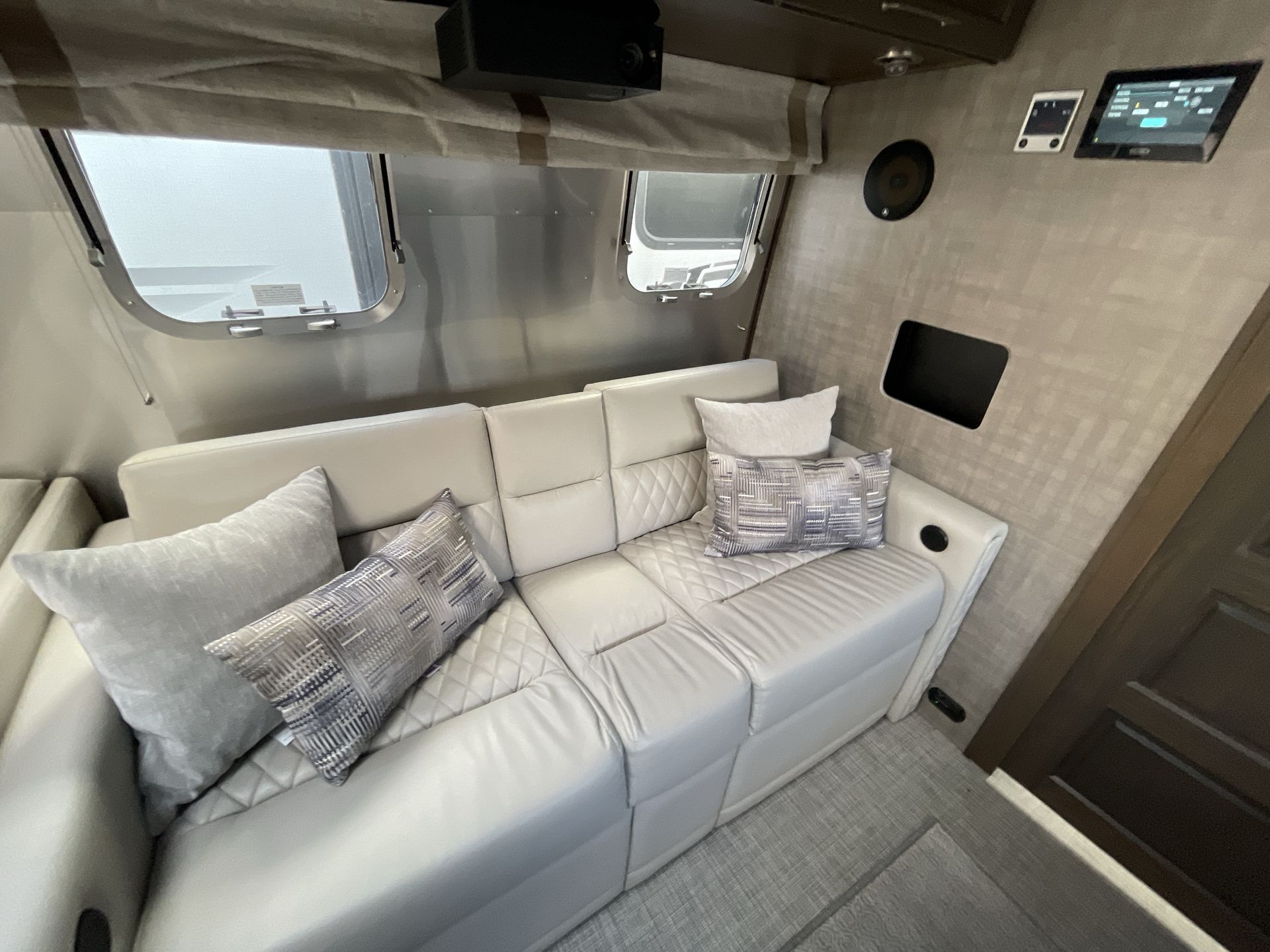 2023 Airstream 33 FBT Base