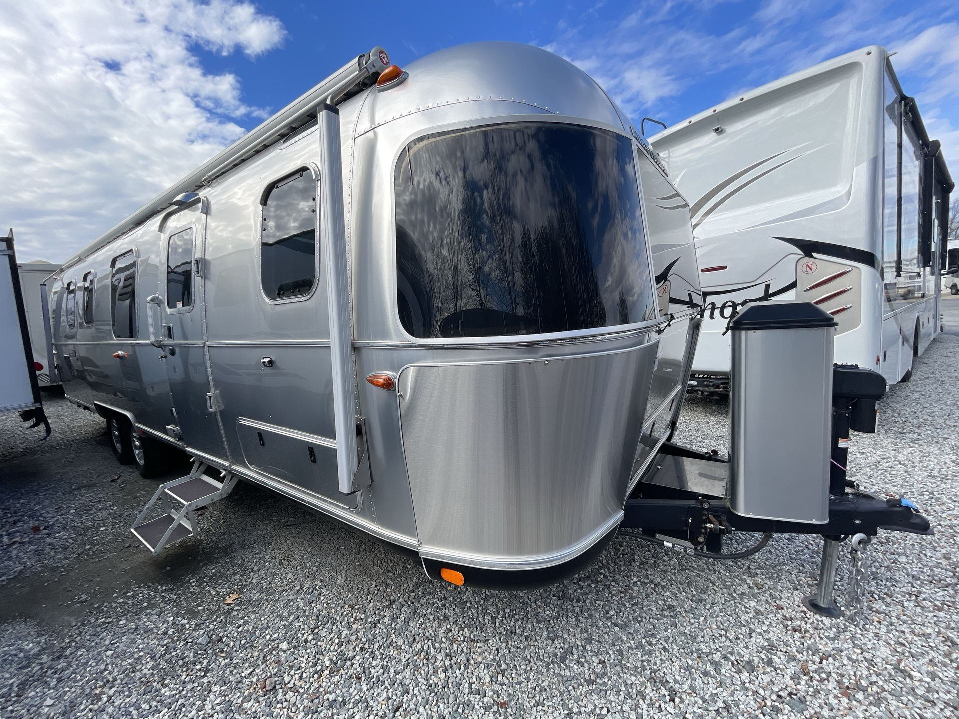 2023 Airstream 33 FBT Base