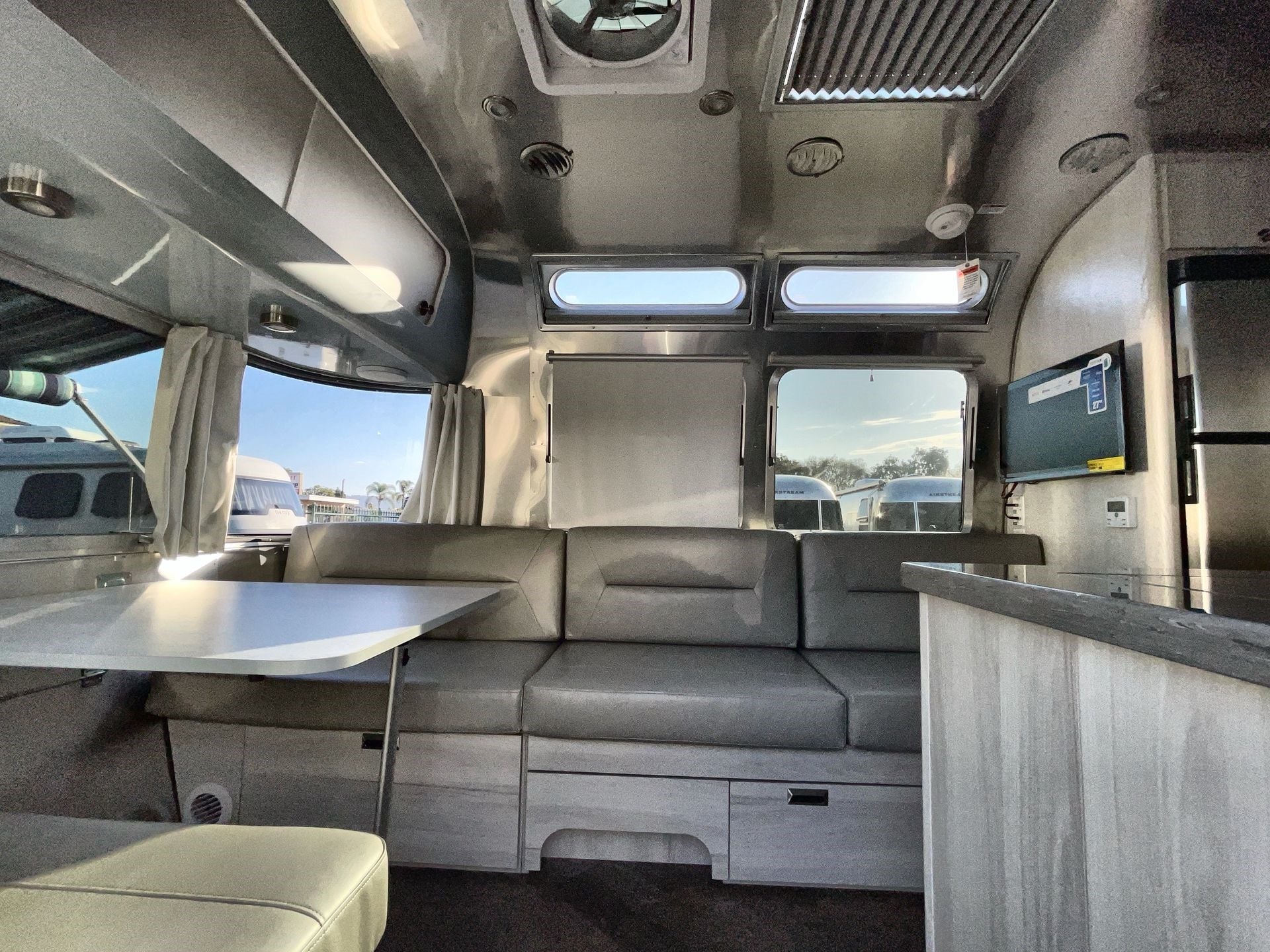 2025 Airstream 25FBQ Base