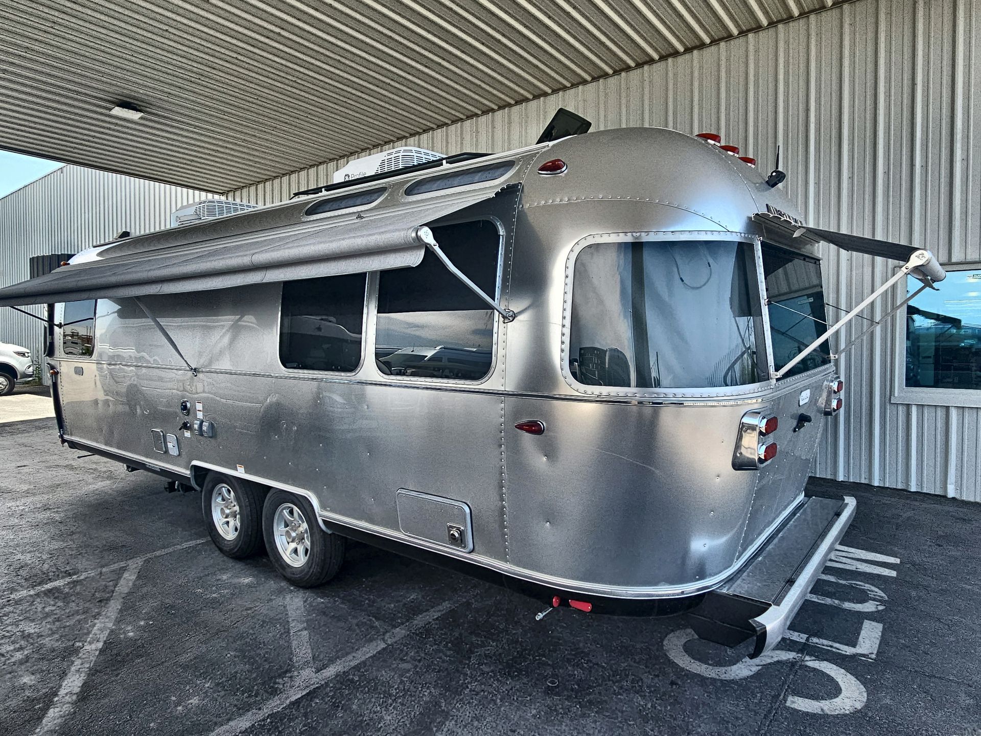 2025 Airstream 27FBQ Base