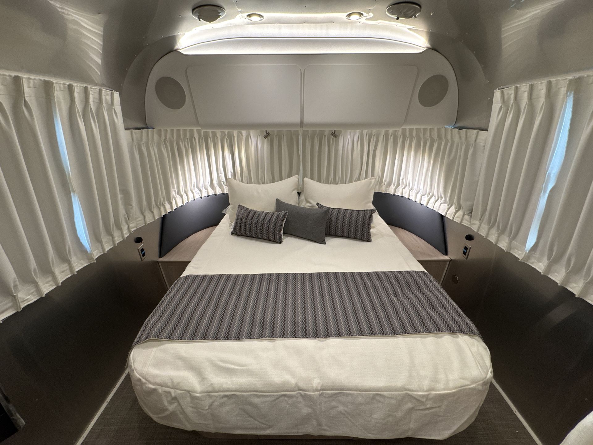 2025 Airstream 27FBQ Base