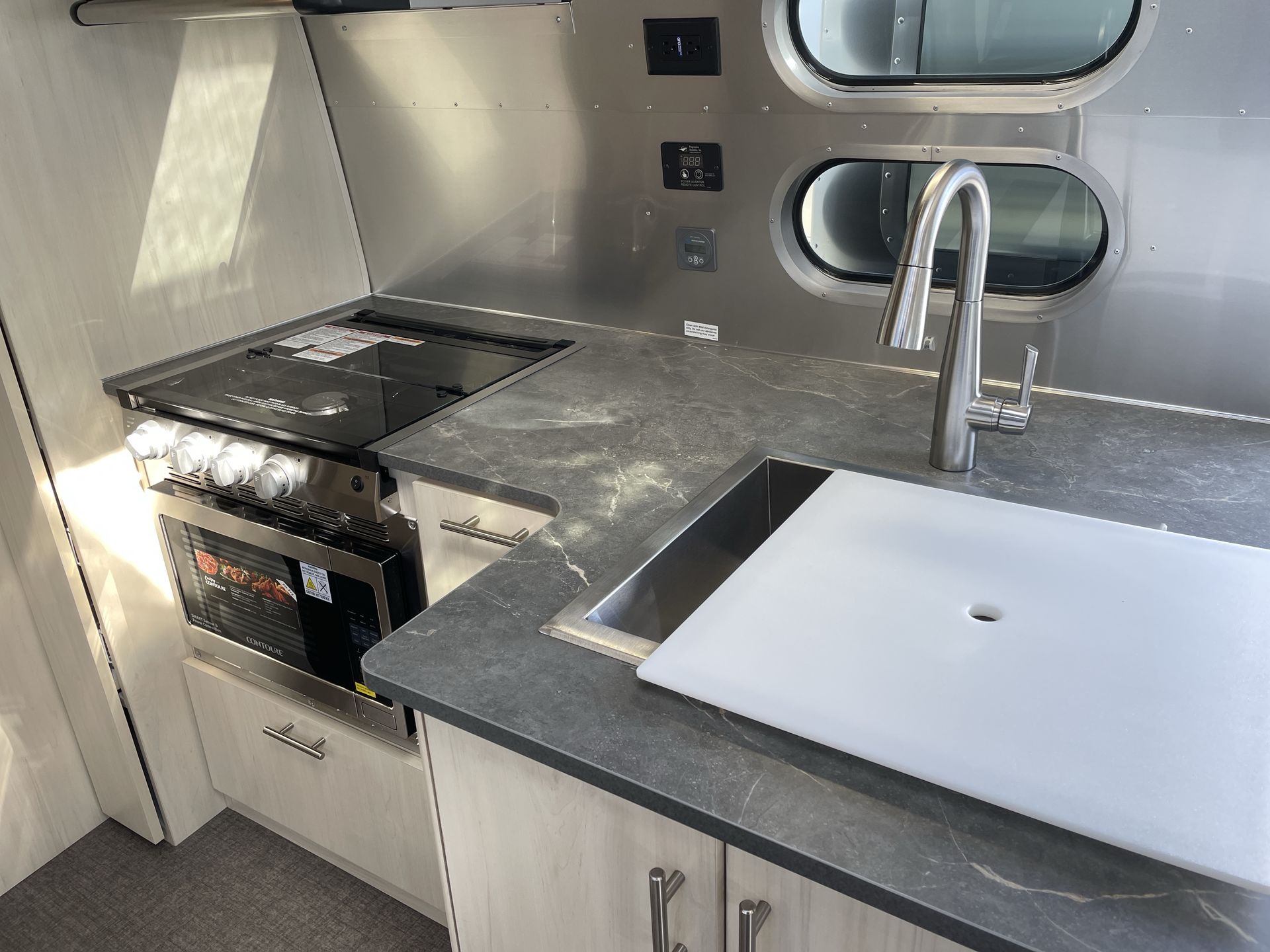 2026 Airstream 25FBQ Base