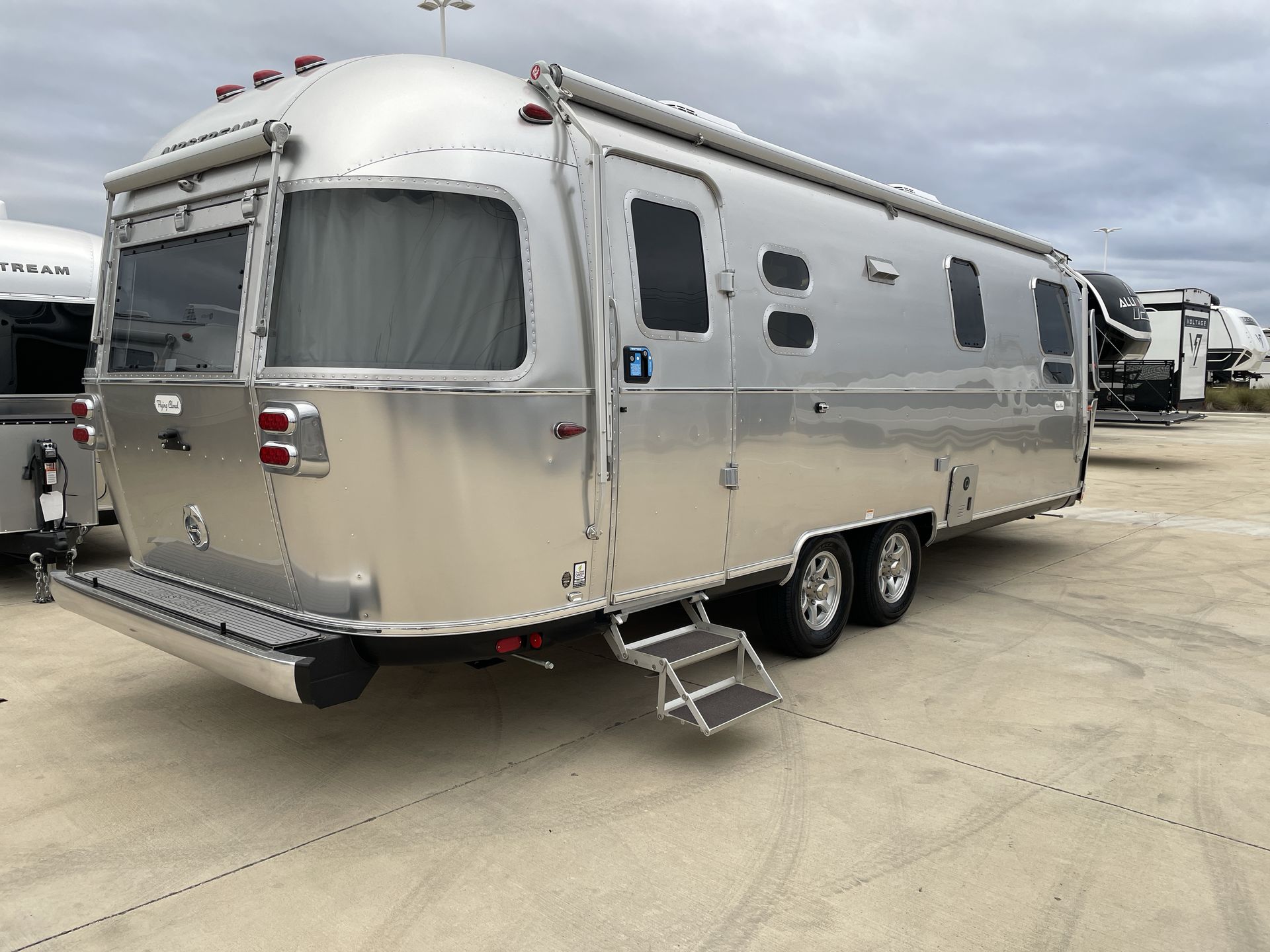 2026 Airstream 27FBQ Base