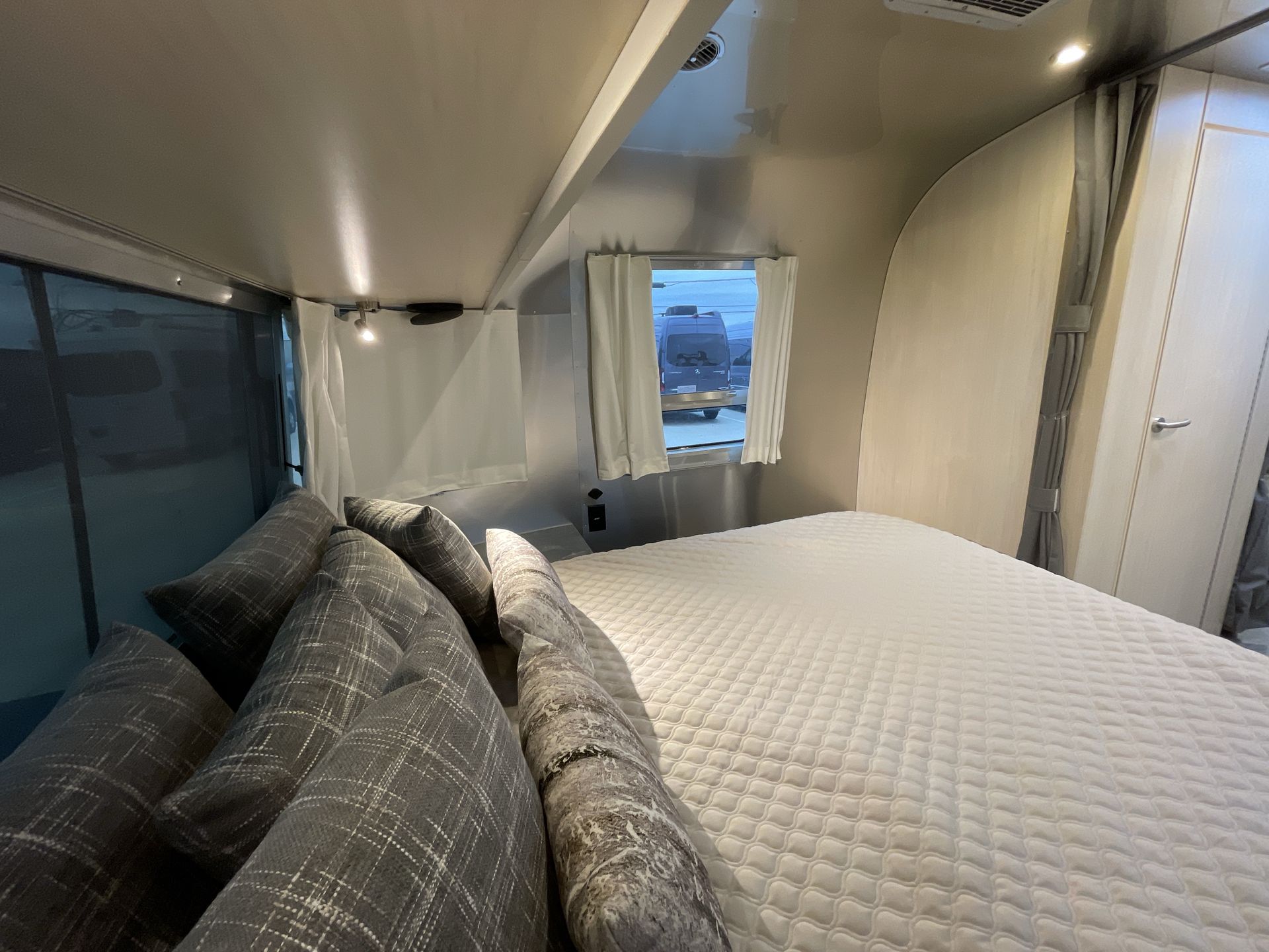 2026 Airstream 27FBQ Base