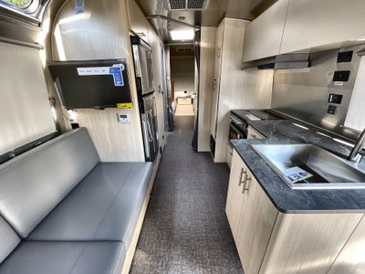 2026 Airstream 27FBT Base
