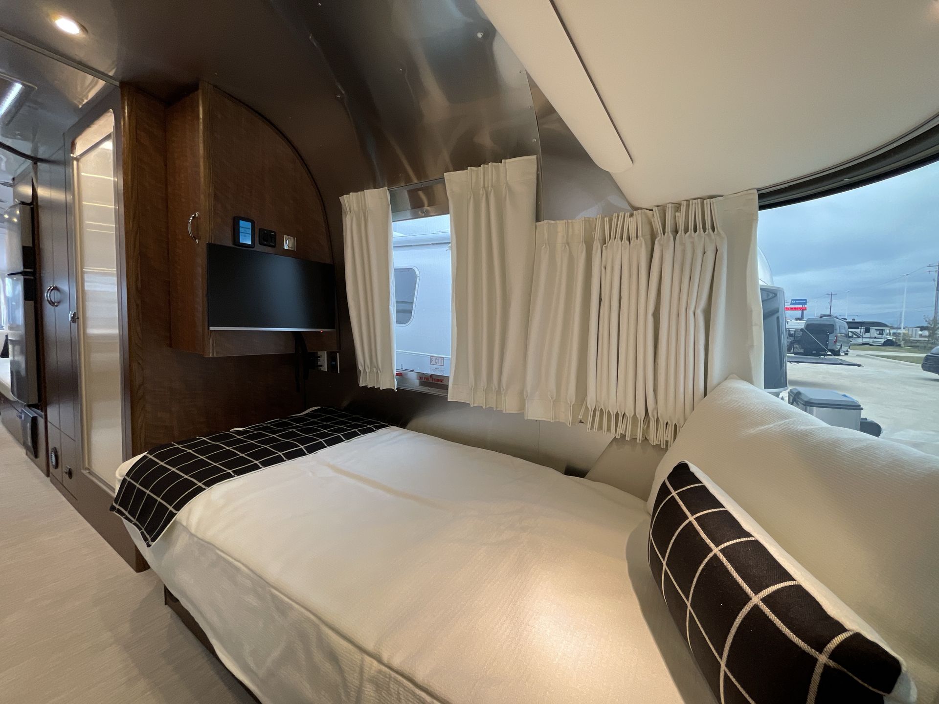 2026 Airstream 27FBT Base