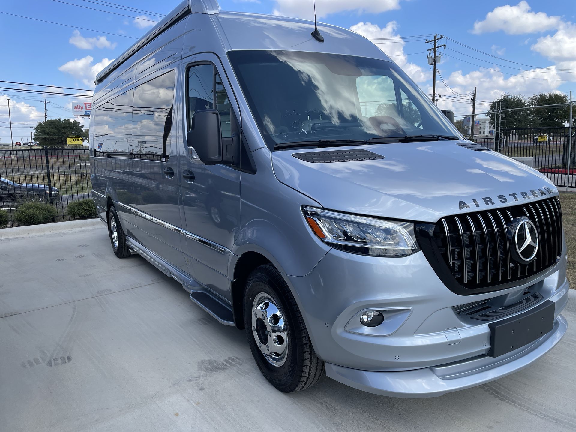 2026 Airstream 24GL 4x2 Passenger Base