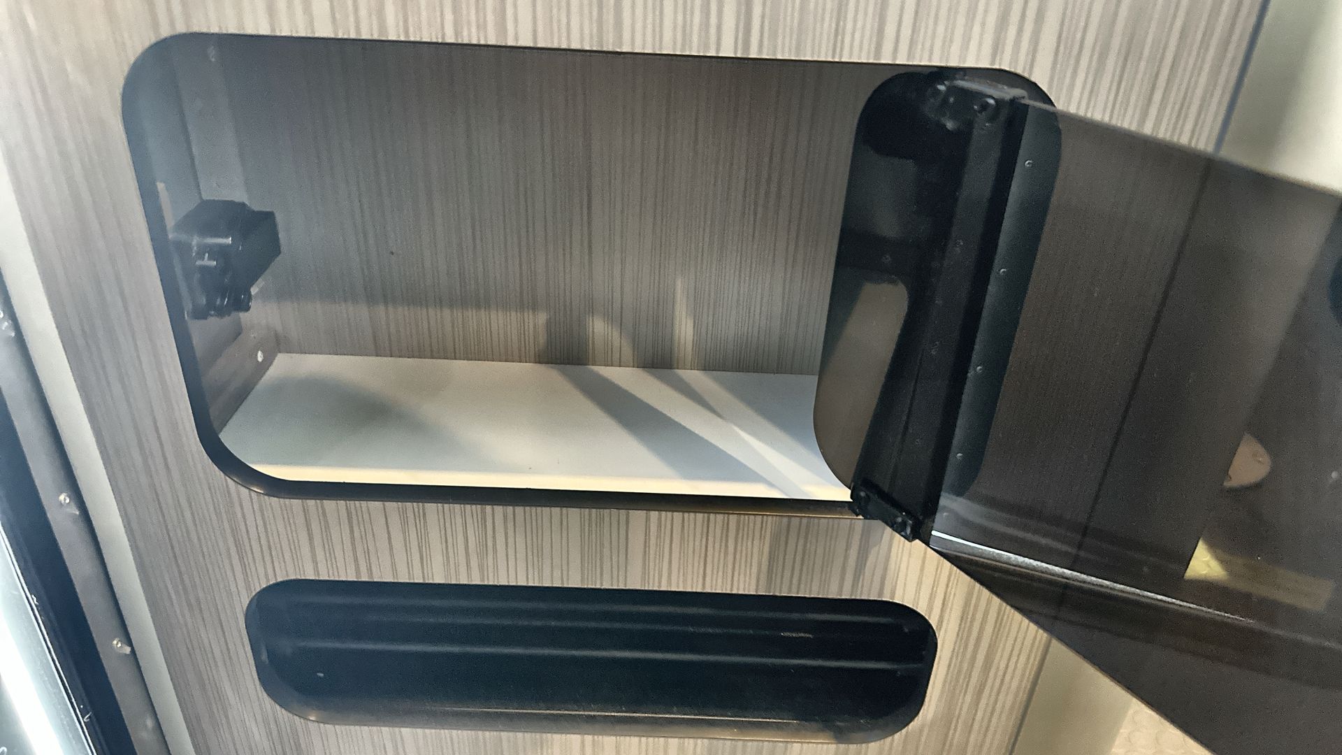 2025 Airstream 16X Base