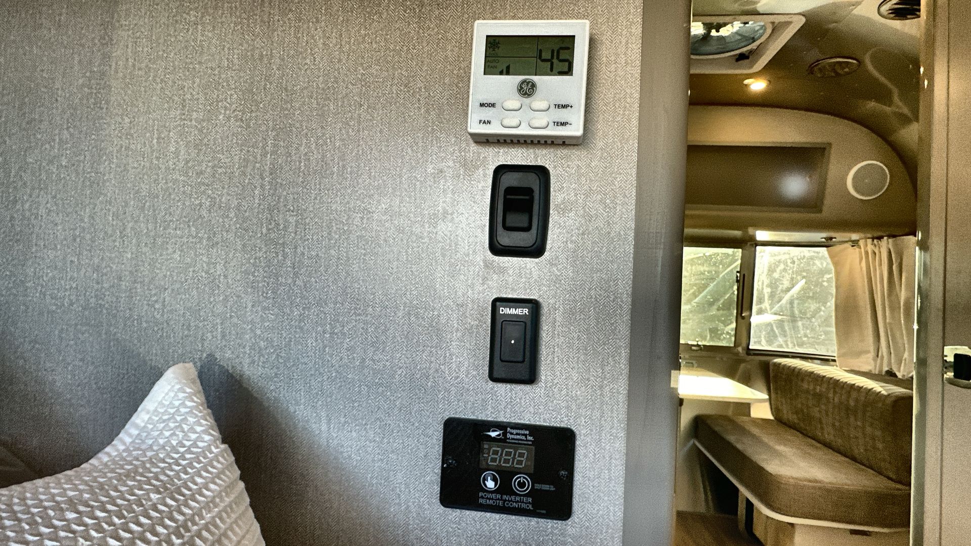 2025 Airstream 16RB Base