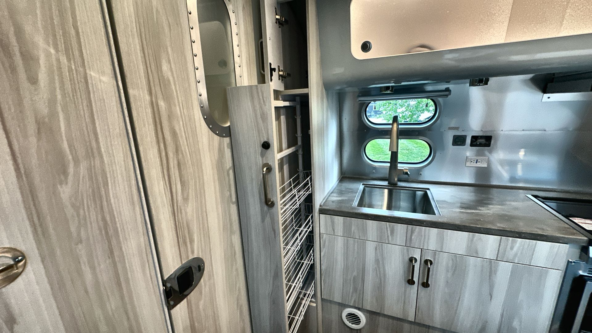 2025 Airstream 23FBQ Base