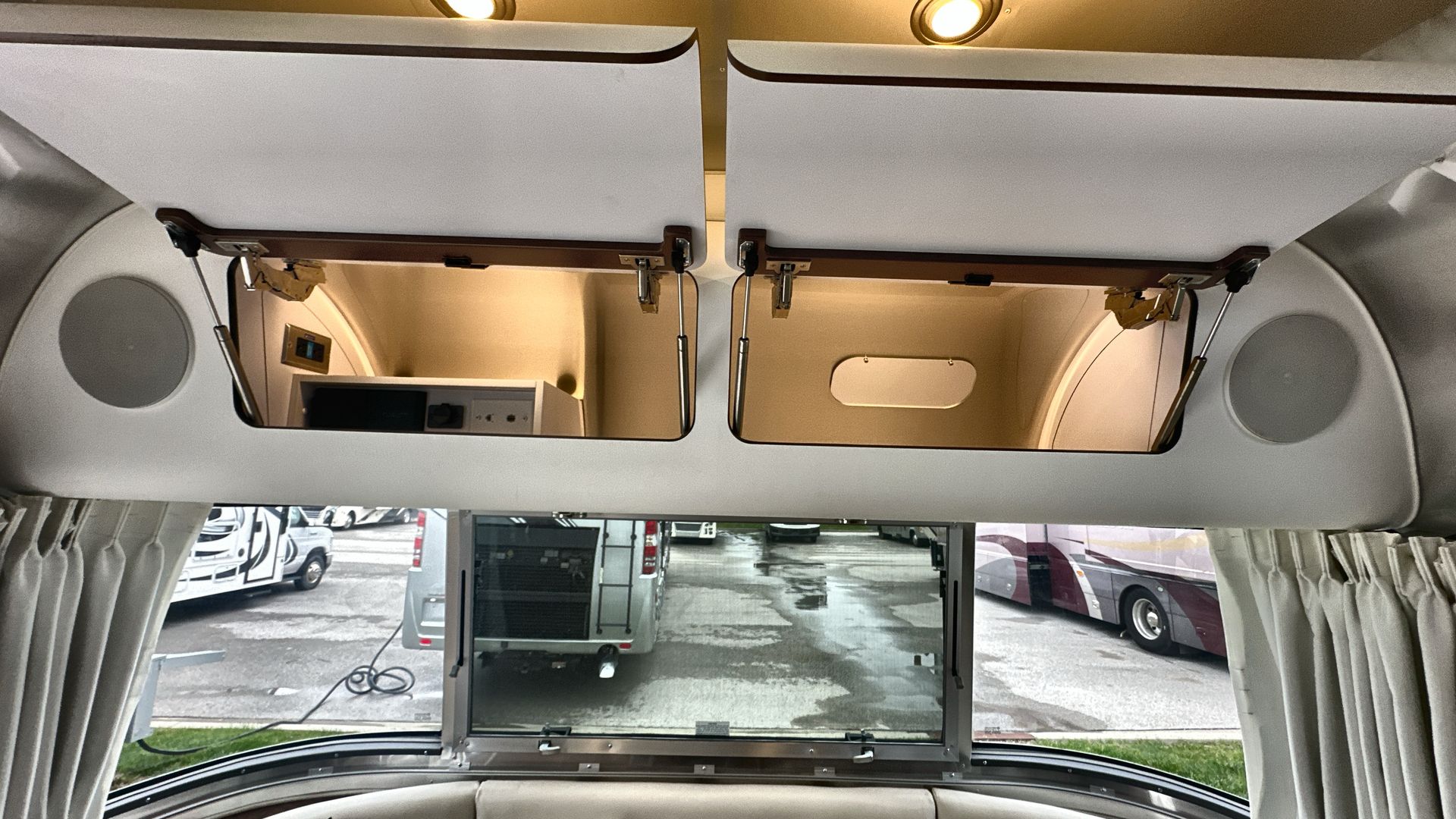 2025 Airstream 27FBQ Base