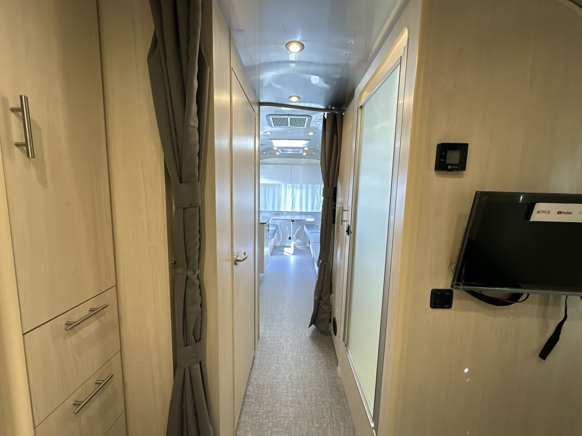 2026 Airstream 25FBQ Base