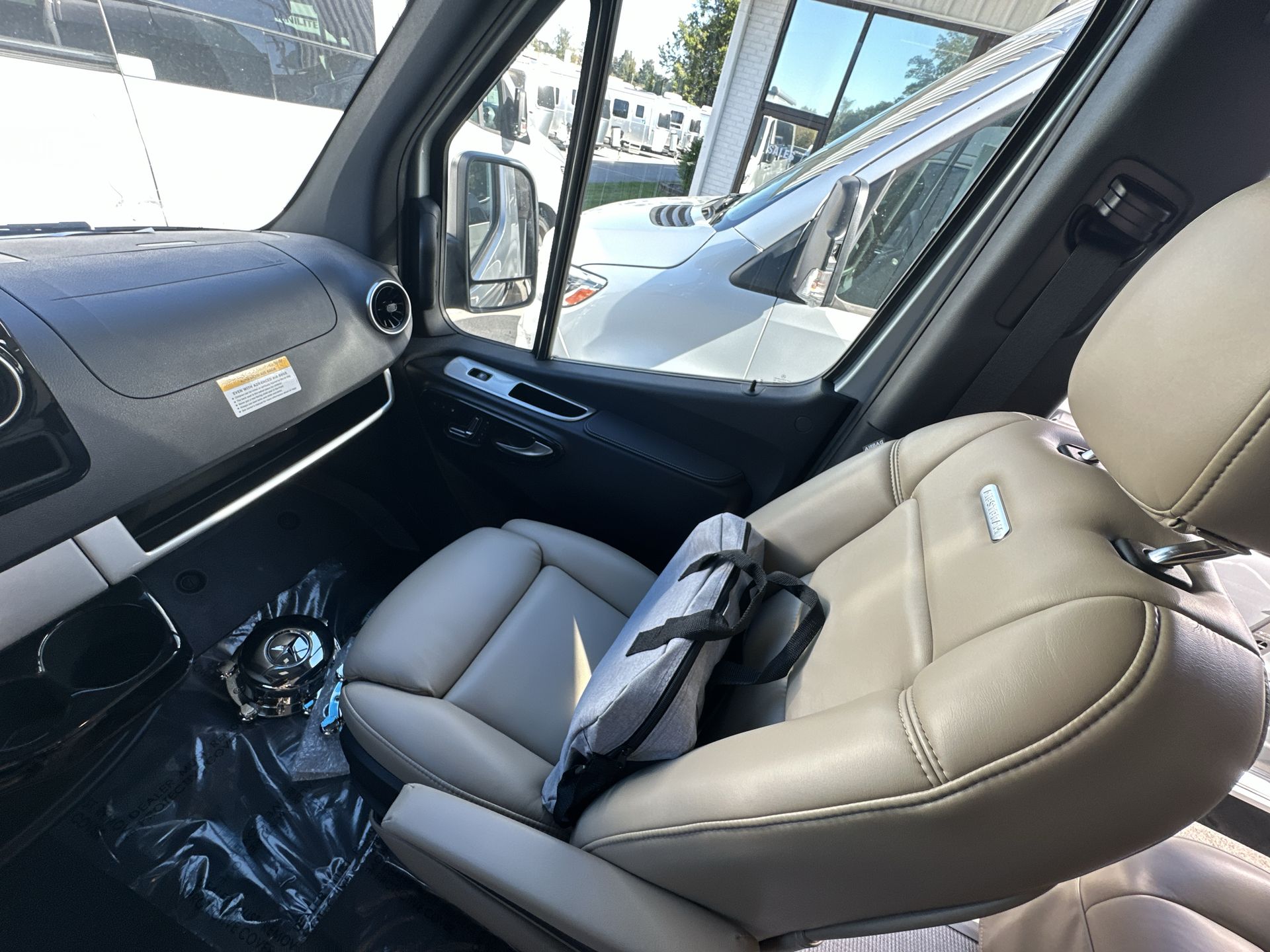 2026 Airstream 24GL 4x2 Passenger Base