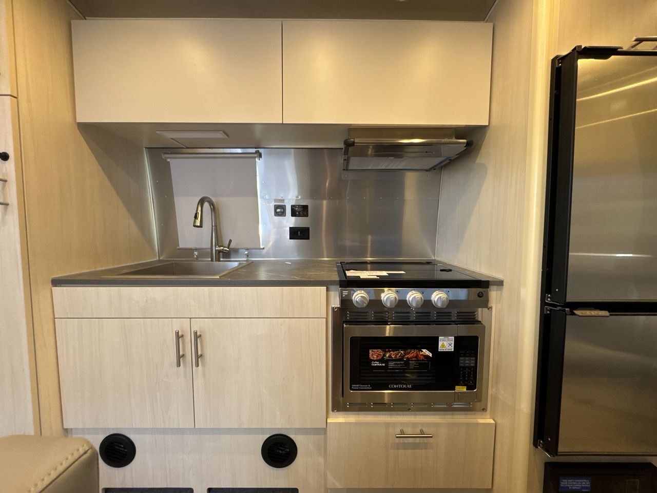 2026 Airstream 23FBT Base