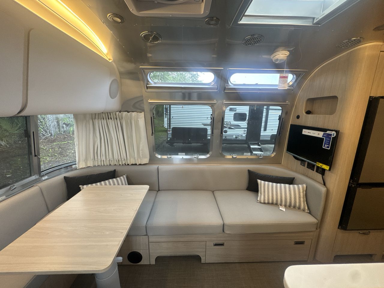 2026 Airstream 25FBQ Base