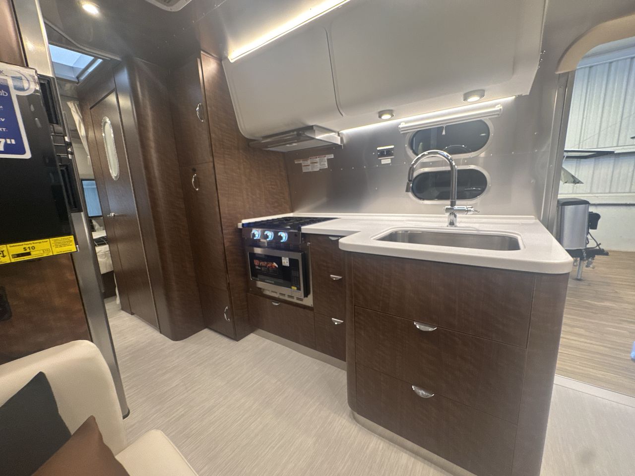 2026 Airstream 27FBQ Base