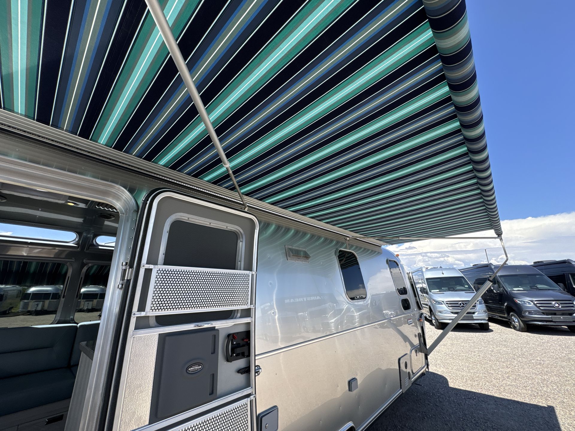 2026 Airstream 25FBQ Base