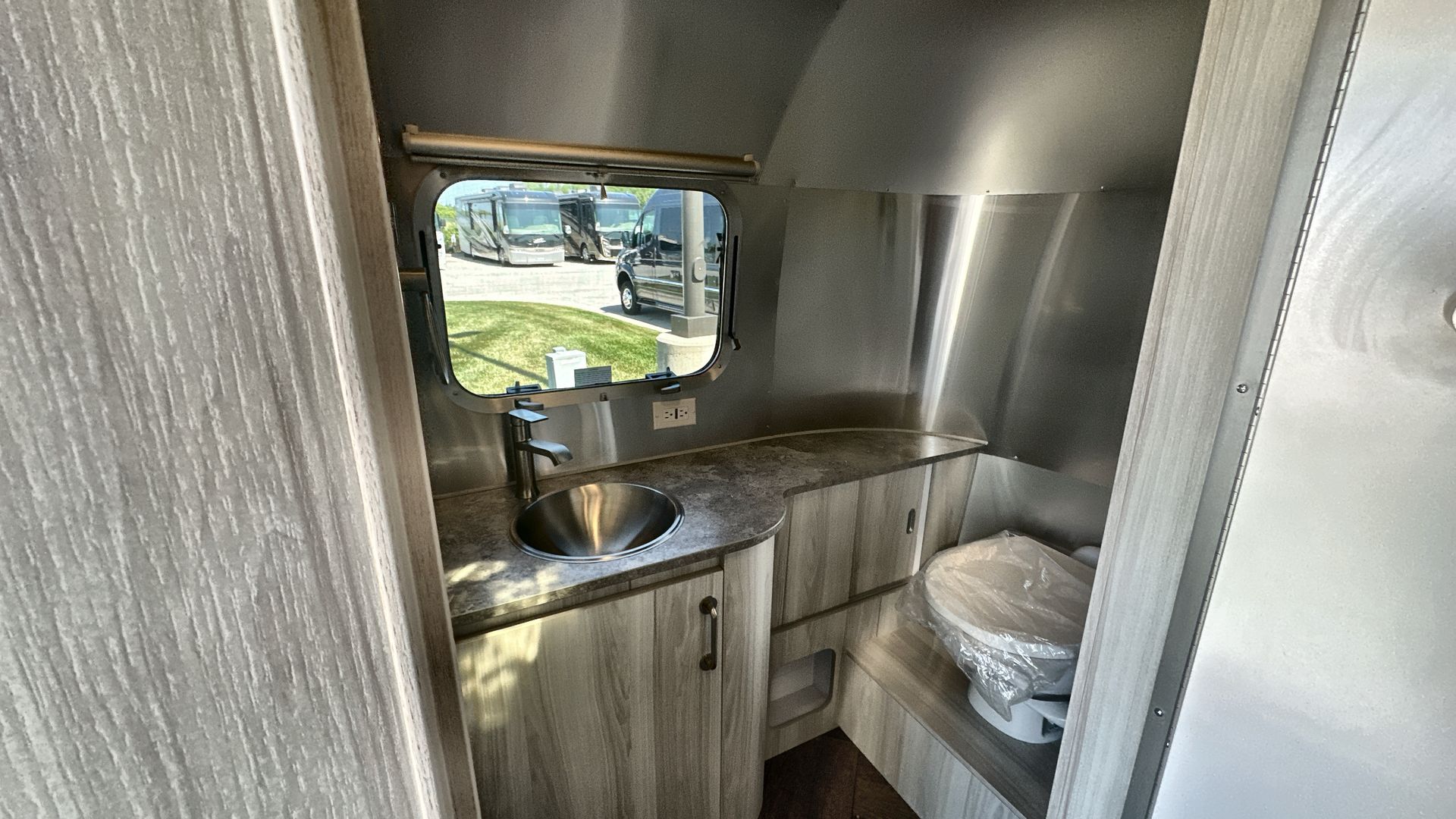2025 Airstream 23FBT Base