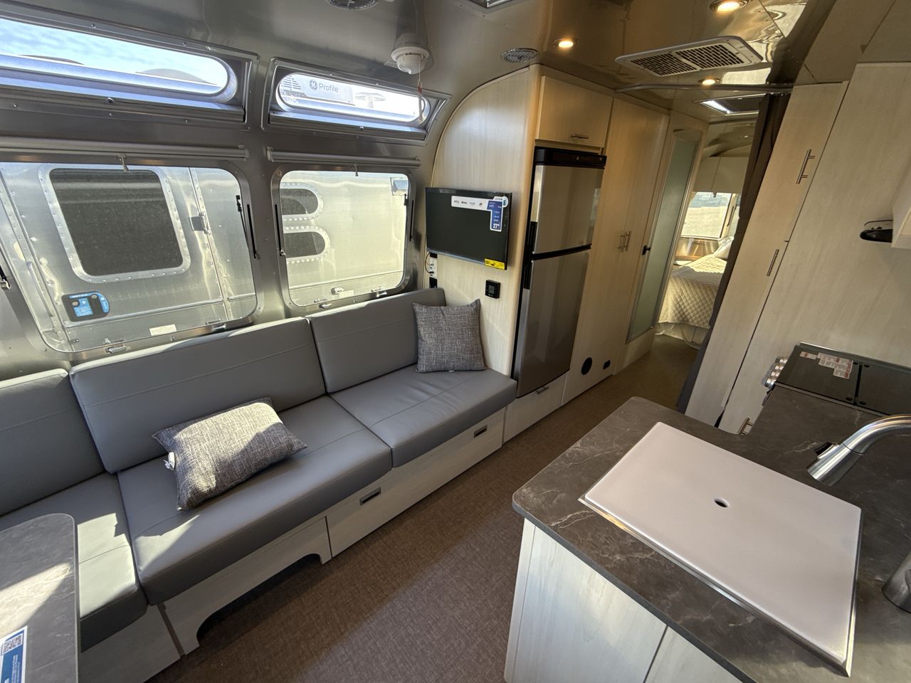 2026 Airstream 27FBQ Base