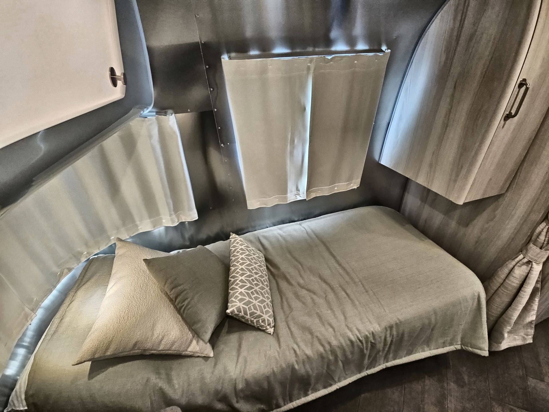 2025 Airstream 27FBT Base