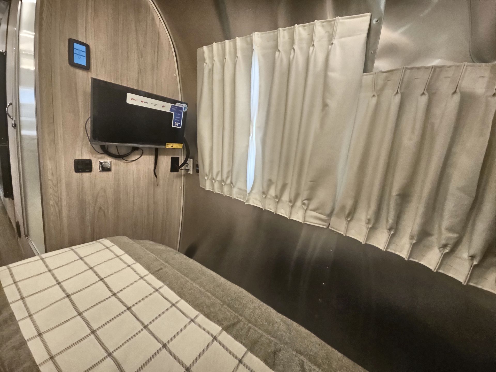 2026 Airstream 25FBQ Base