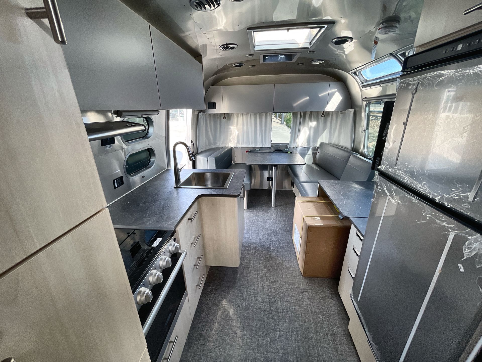 2026 Airstream 27FBQ Base