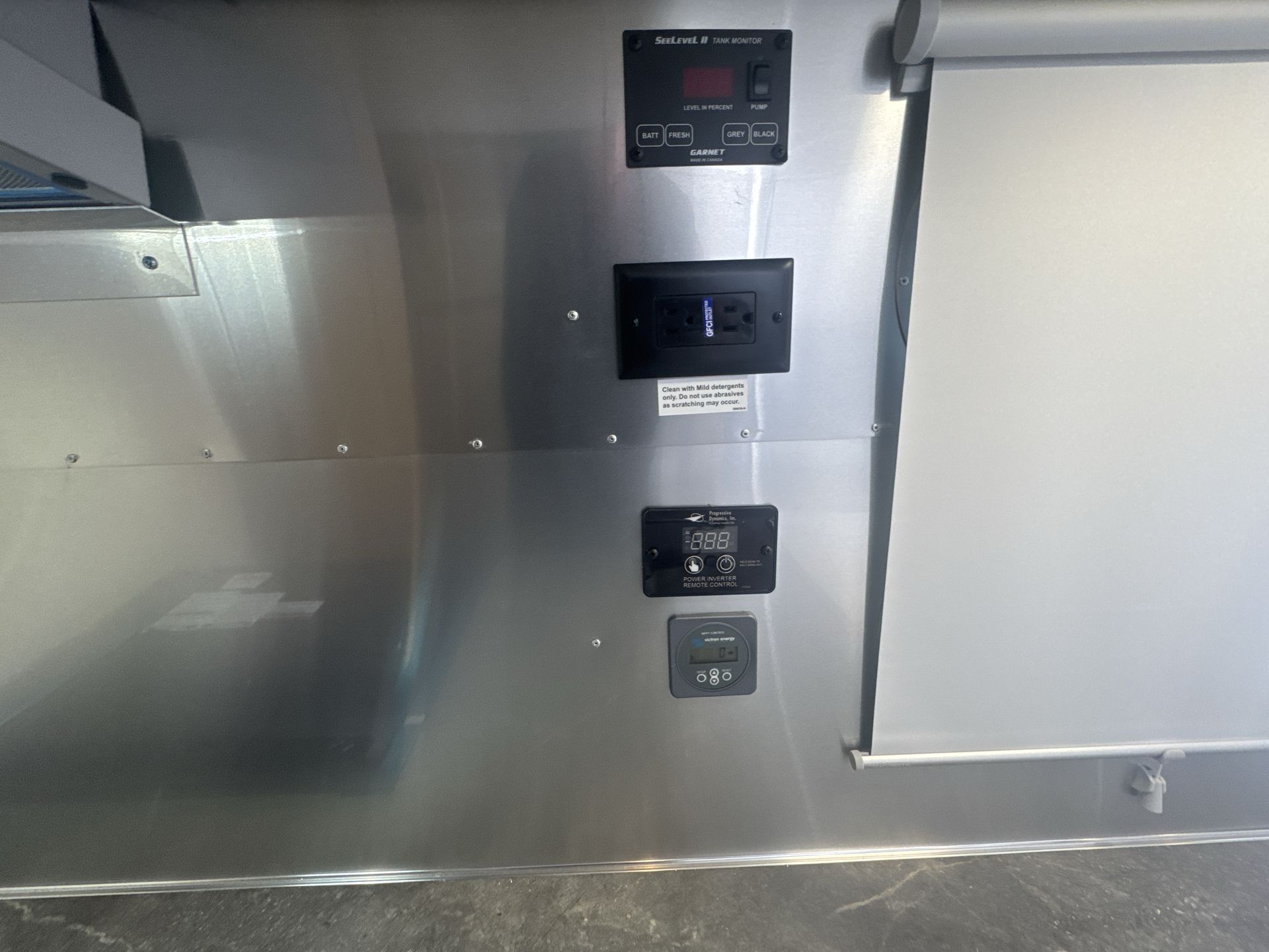 2025 Airstream 27FBQ Base