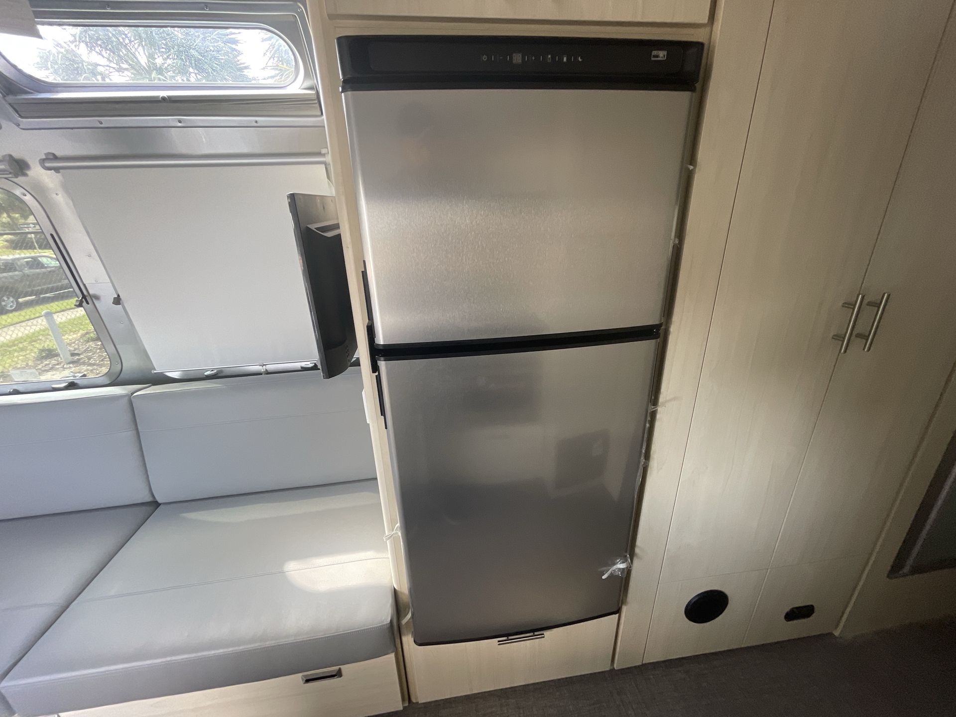 2025 Airstream 27FBQ Base