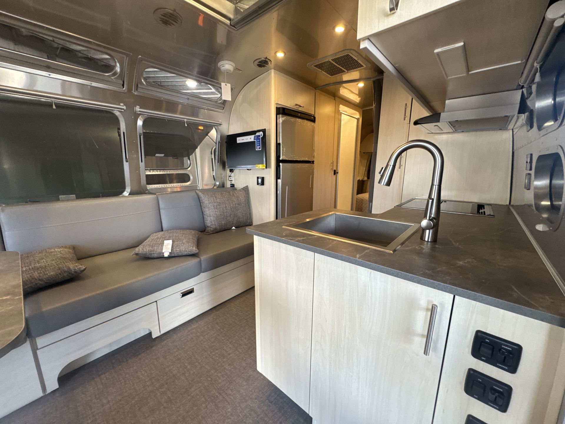 2025 Airstream 25FBQ Base
