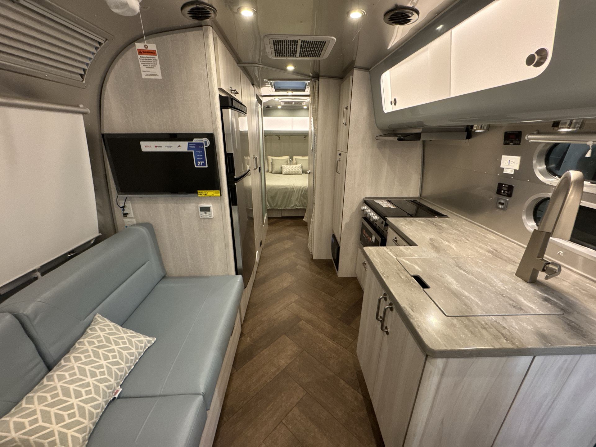 2025 Airstream 27FBQ Base