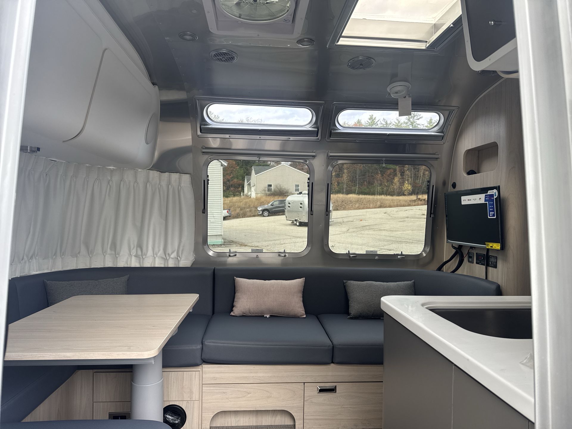 2026 Airstream 27FBT Base