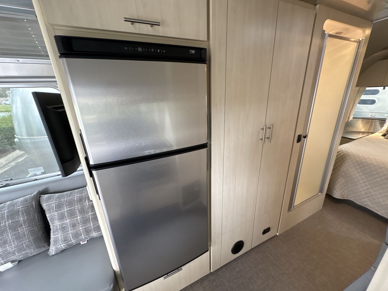 2025 Airstream 27FBQ Base