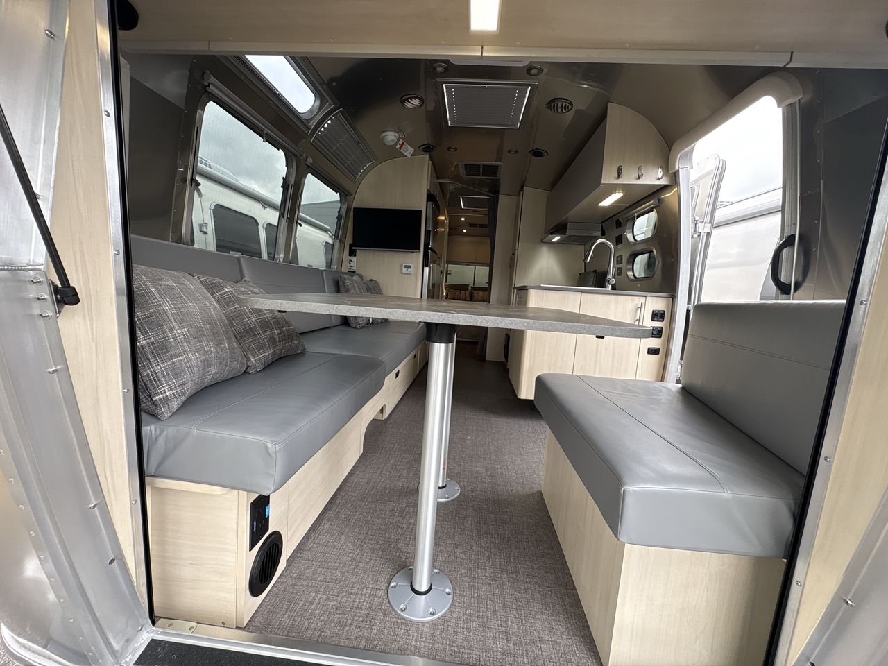2025 Airstream 27FBQ Base