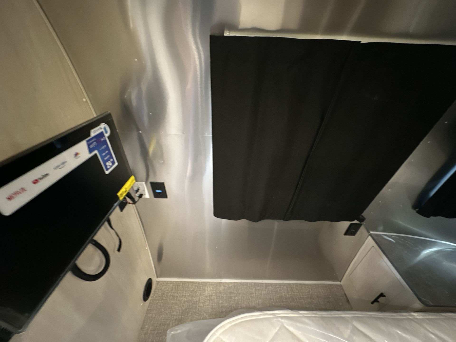 2025 Airstream 27FBQ Base