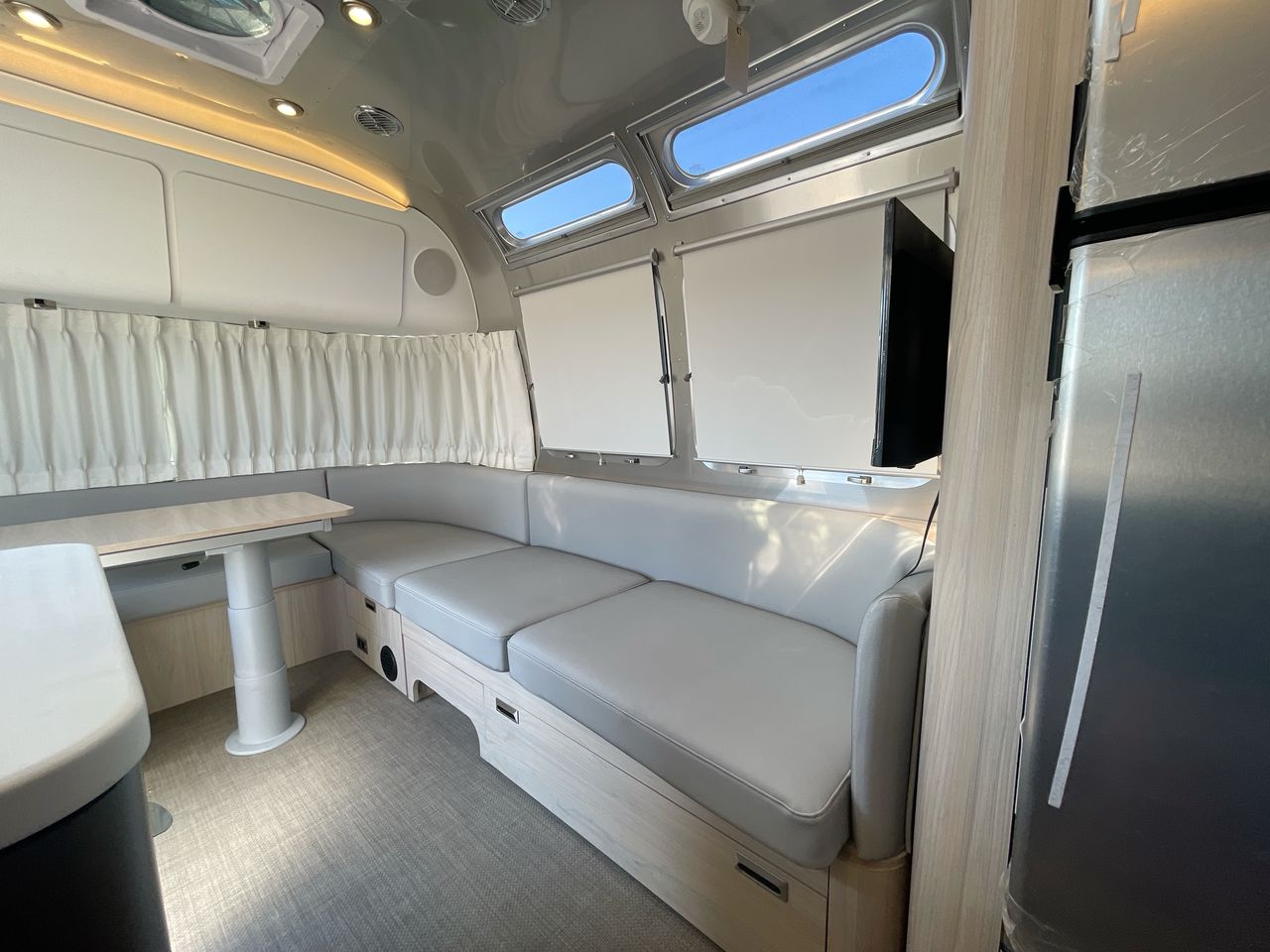 2026 Airstream 27FBQ Base